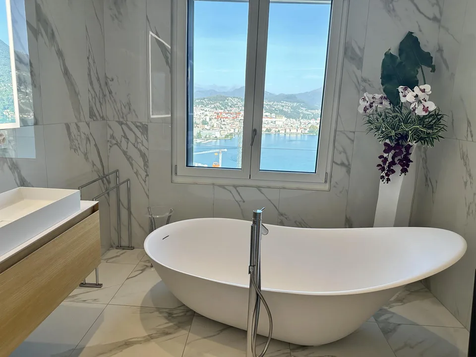 Grande attico con vista lago e terrazza tetto – Foto 8 von 11
