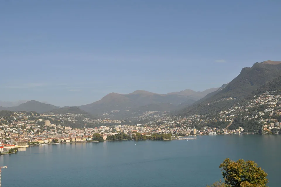 Grande attico con vista lago e terrazza tetto – Foto 3 von 11