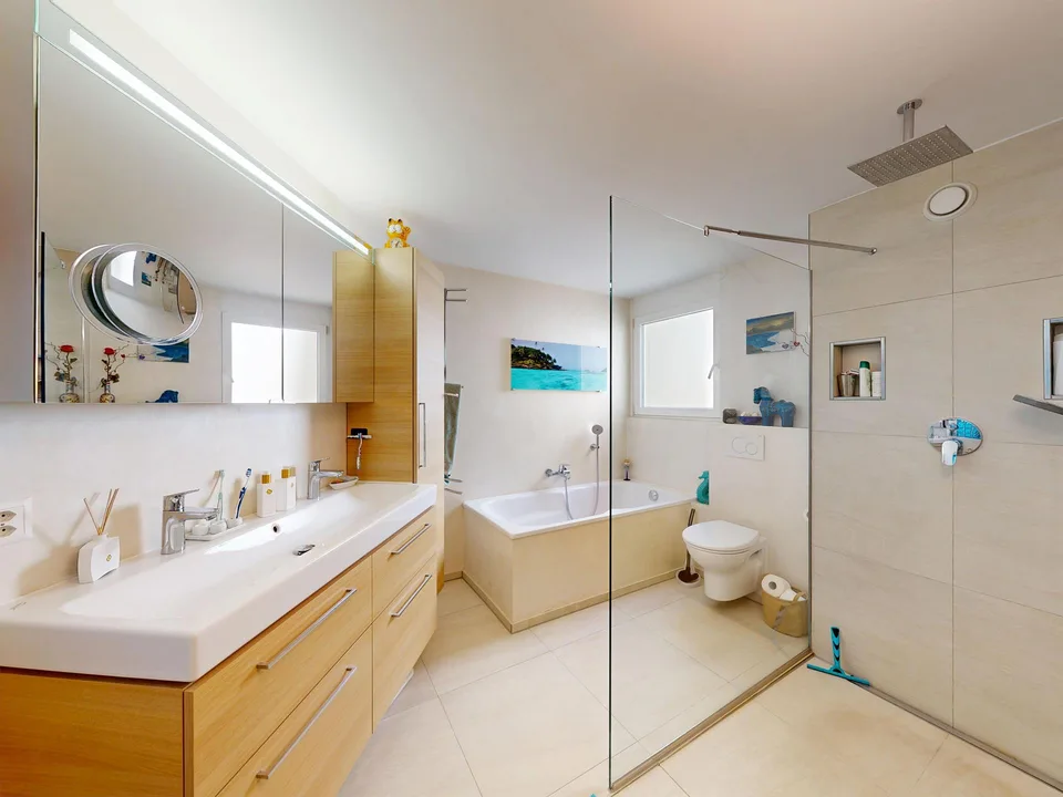 6.5-Zimmer-Doppelhaus mit Autoeinstellplatz – Foto 7 von 18