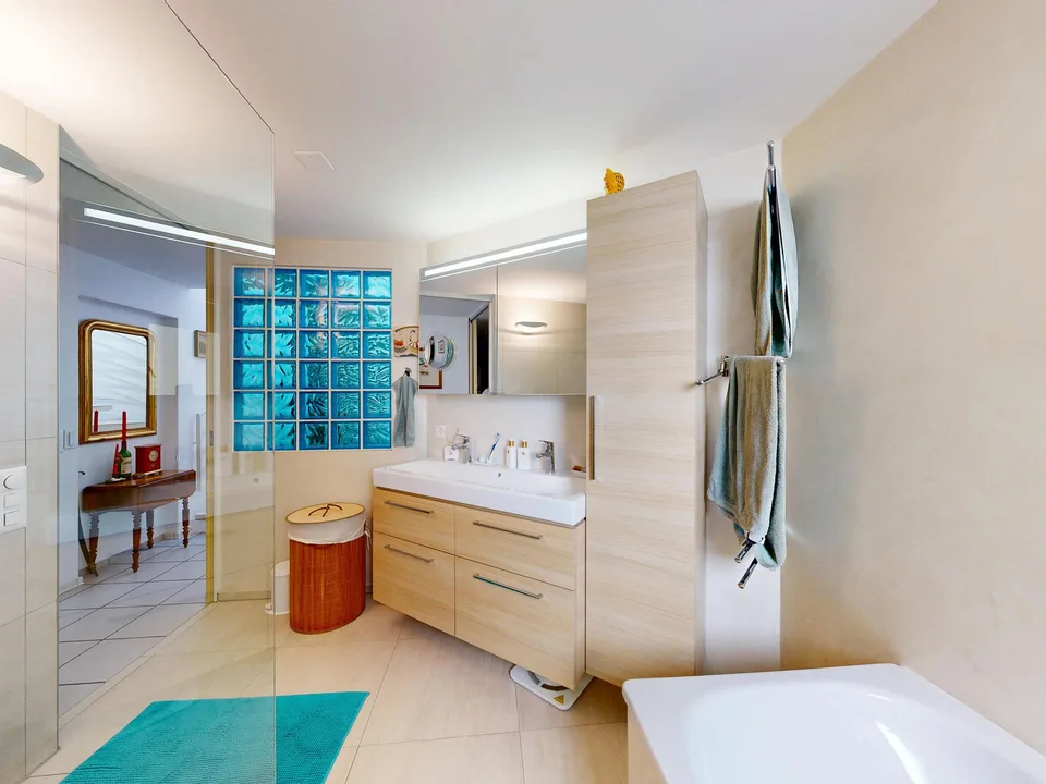 6.5-Zimmer-Doppelhaus mit Autoeinstellplatz – Foto 8 von 18