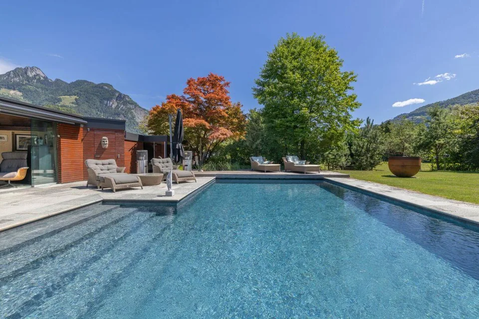 Exklusive Residenz mit Pool und privater Gartenidylle – Foto 3 von 13