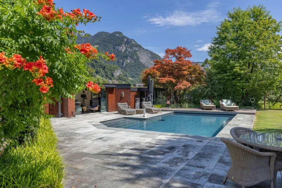 Exklusive Residenz mit Pool und privater Gartenidylle – Foto 2 von 13
