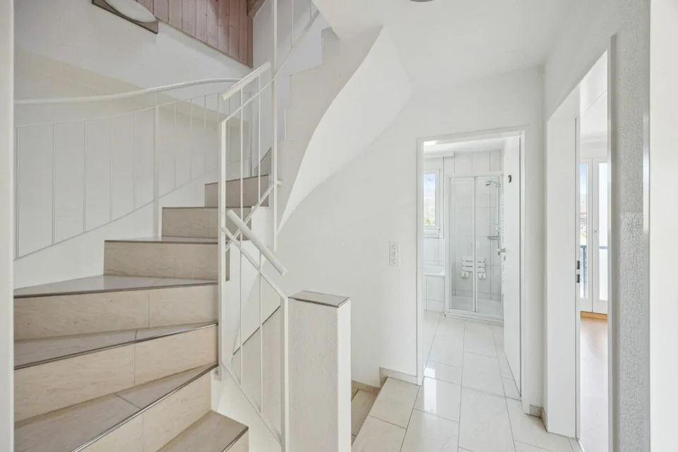 Maison individuelle en rangée moderne de 5 ½ pièces avec garage et belle vue – photo 5 sur 10