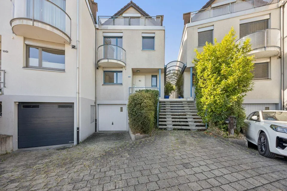 Maison individuelle en rangée moderne de 5 ½ pièces avec garage et belle vue – photo 2 sur 10