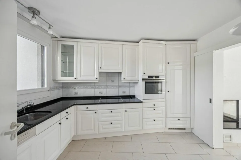 Maison individuelle en rangée moderne de 5 ½ pièces avec garage et belle vue – photo 4 sur 10
