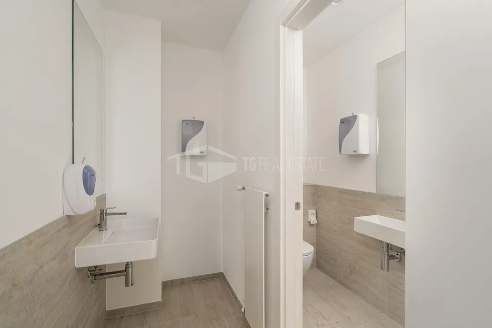 MODERNO UFFICIO DI 7 LOCALI A MOLINO NUOVO | MODERN 7-ROOM OFFICE I... – photo 12 sur 13