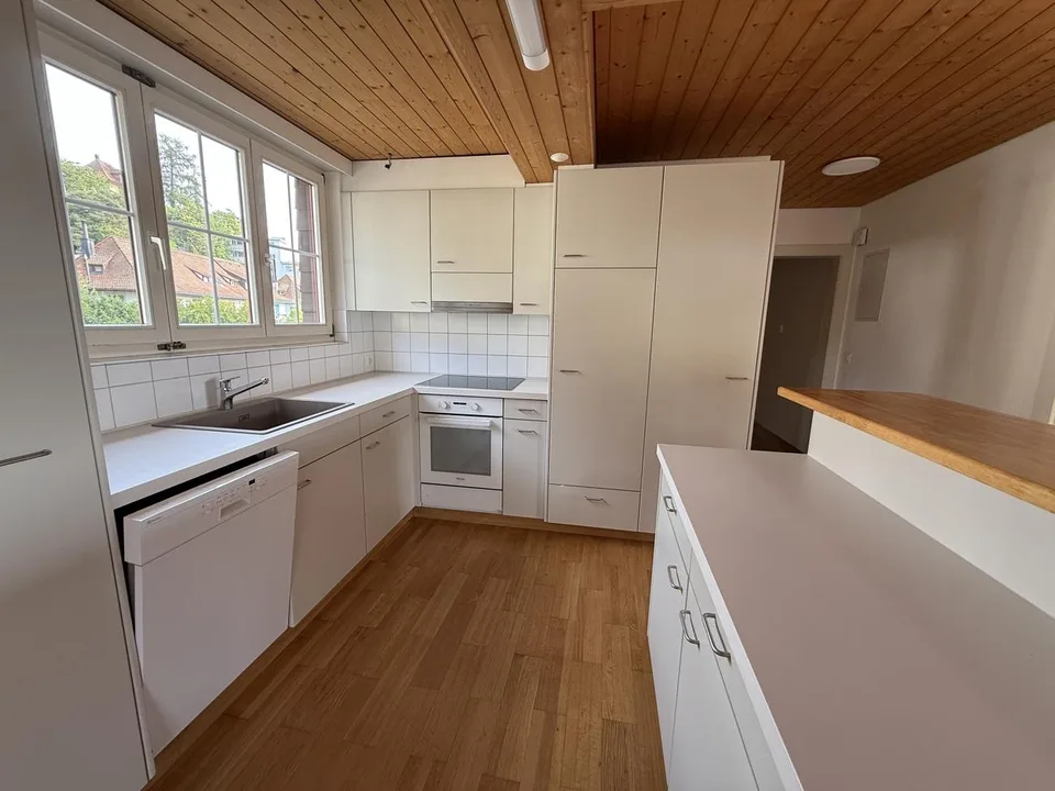 Charmante 5.5-Zimmer-Dachwohnung Nähe Bus und Naherholungsgebiet zu... – Foto 3 von 16