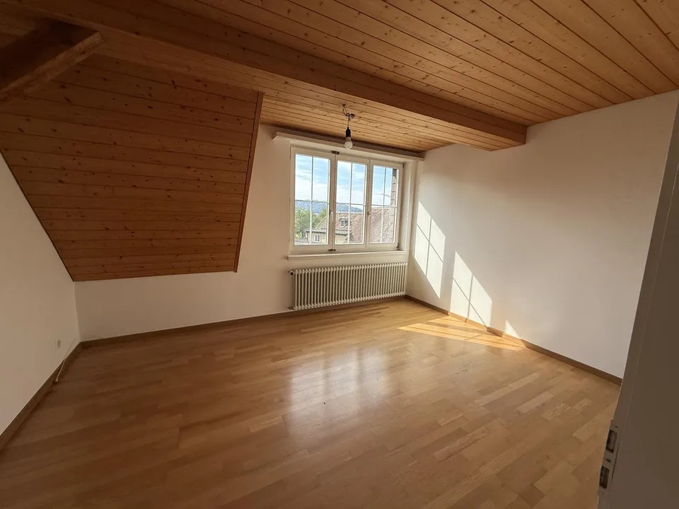 Charmante 5.5-Zimmer-Dachwohnung Nähe Bus und Naherholungsgebiet zu... – Foto 12 von 16