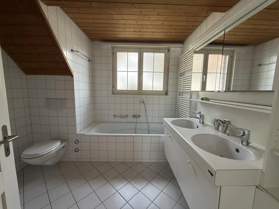 Charmante 5.5-Zimmer-Dachwohnung Nähe Bus und Naherholungsgebiet zu... – Foto 6 von 16