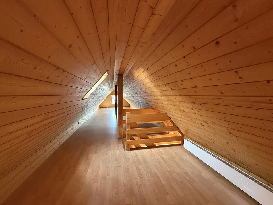 Charmante 5.5-Zimmer-Dachwohnung Nähe Bus und Naherholungsgebiet zu... – Foto 10 von 16