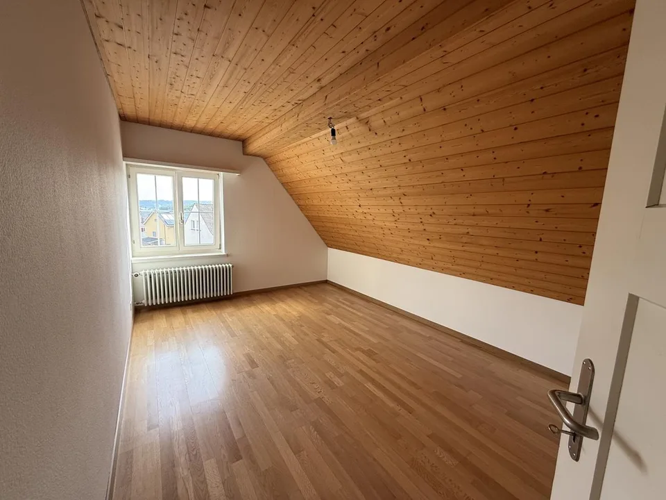 Charmante 5.5-Zimmer-Dachwohnung Nähe Bus und Naherholungsgebiet zu... – Foto 13 von 16