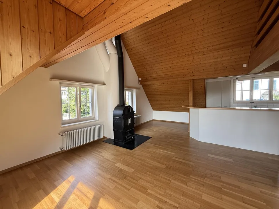 Charmante 5.5-Zimmer-Dachwohnung Nähe Bus und Naherholungsgebiet zu... – Foto 2 von 16