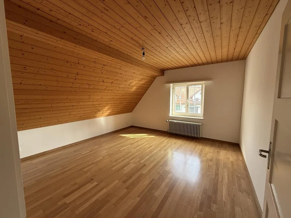 Charmante 5.5-Zimmer-Dachwohnung Nähe Bus und Naherholungsgebiet zu... – Foto 14 von 16