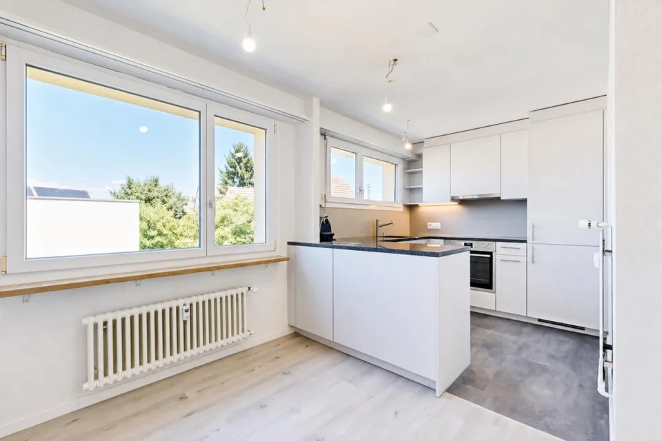 moderne 3.5-ZWG mit Balkon, Keller, Estrich, Waschmaschine und Parkplatz – Foto 3 von 13