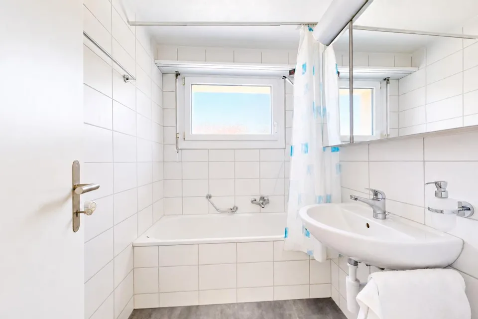 moderne 3.5-ZWG mit Balkon, Keller, Estrich, Waschmaschine und Parkplatz – Foto 10 von 13