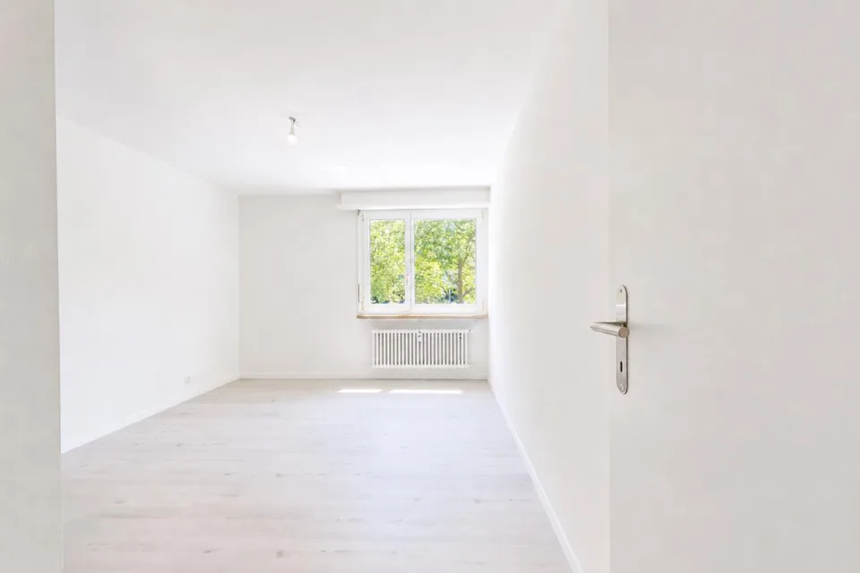 moderne 3.5-ZWG mit Balkon, Keller, Estrich, Waschmaschine und Parkplatz – Foto 9 von 13