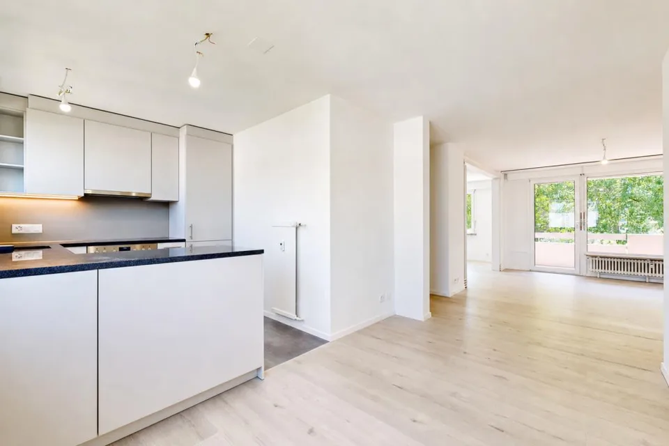 moderne 3.5-ZWG mit Balkon, Keller, Estrich, Waschmaschine und Parkplatz – Foto 2 von 13