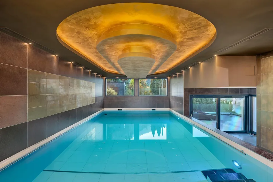PRESTIGETRÄCHTIGES ANWESEN MIT SEEBLICK, SCHWIMMBAD UND PRIVATEM STEG – Foto 6 von 15