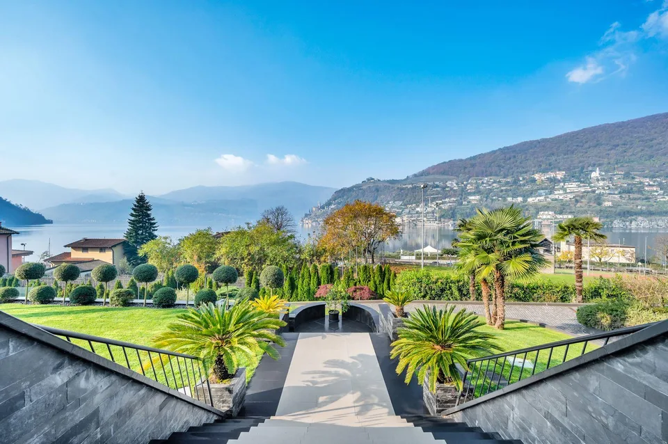 PRESTIGETRÄCHTIGES ANWESEN MIT SEEBLICK, SCHWIMMBAD UND PRIVATEM STEG – Foto 8 von 15