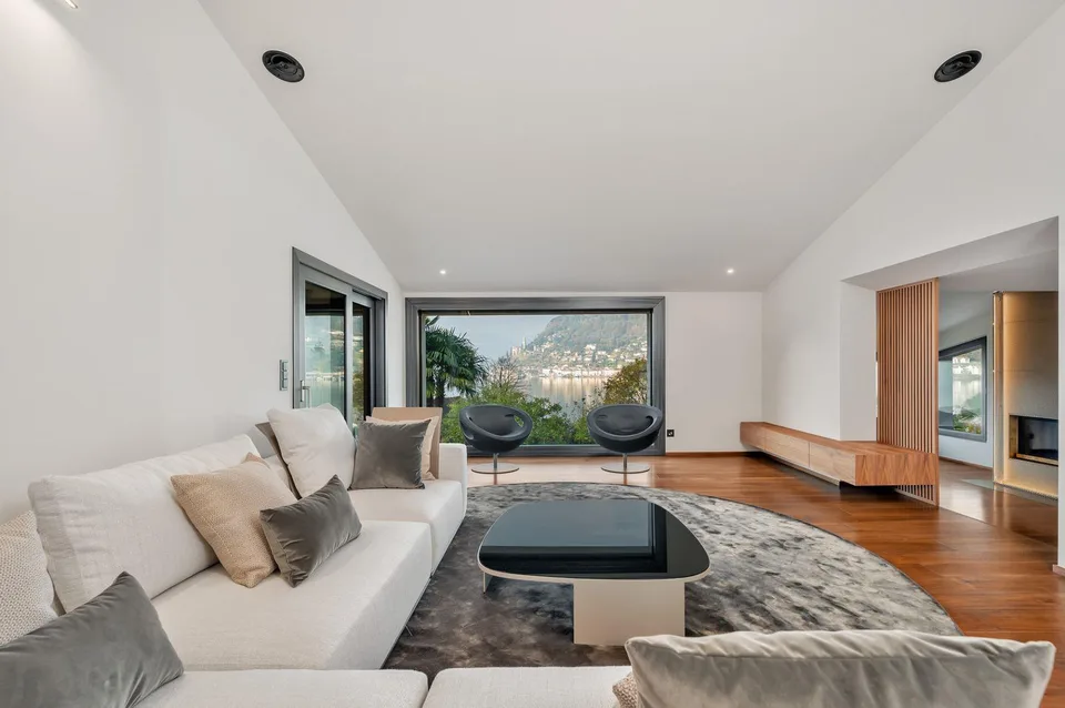 PRESTIGETRÄCHTIGES ANWESEN MIT SEEBLICK, SCHWIMMBAD UND PRIVATEM STEG – Foto 9 von 15