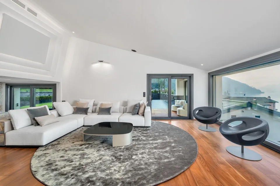 PRESTIGETRÄCHTIGES ANWESEN MIT SEEBLICK, SCHWIMMBAD UND PRIVATEM STEG – Foto 10 von 15