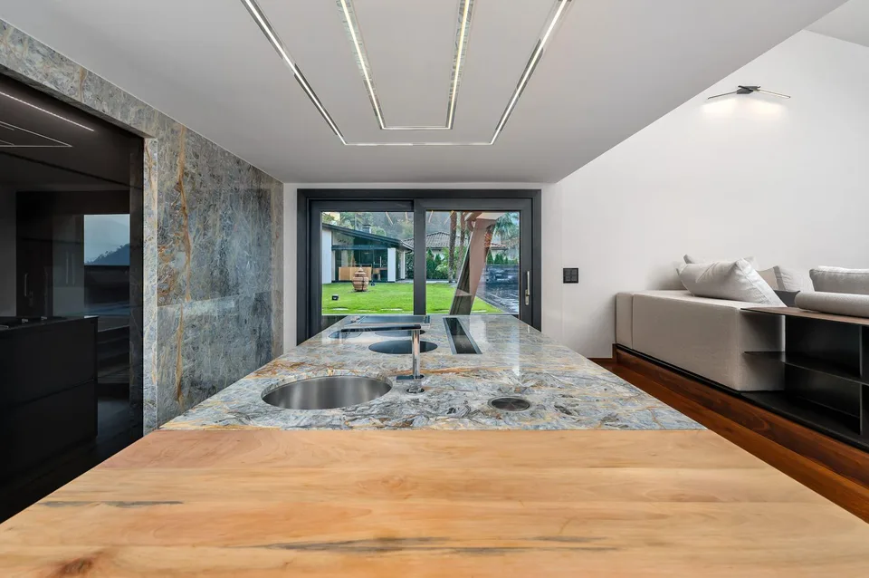 PRESTIGETRÄCHTIGES ANWESEN MIT SEEBLICK, SCHWIMMBAD UND PRIVATEM STEG – Foto 13 von 15