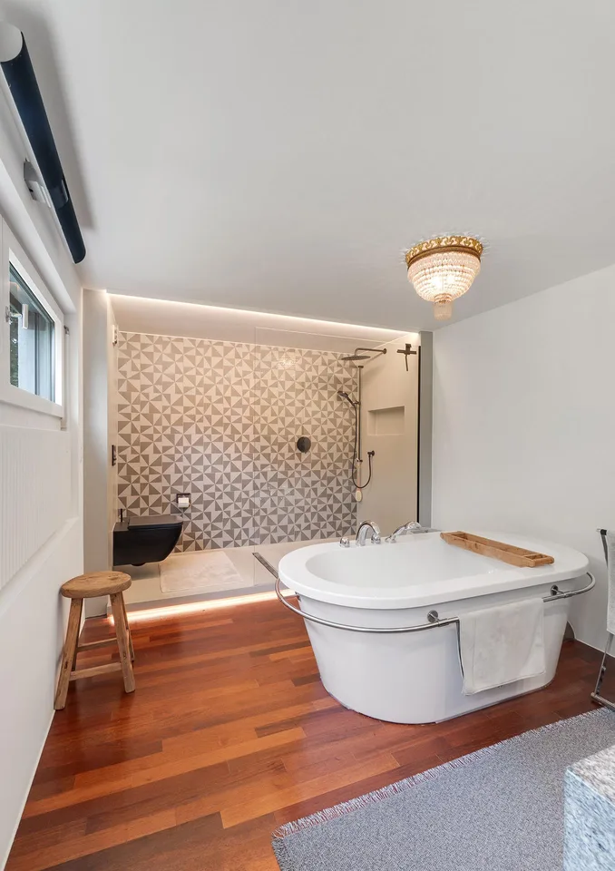 Wohntraum im Bauhausstil mit weitläufigem Garten und Pool – Foto 5 von 8
