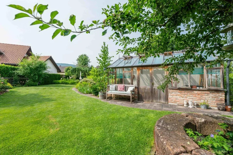 Architektonisches Unikat mit Pool, Liftanlage, vielseitigem Garten und und 636 m² Reservebauland – Foto 17 von 20