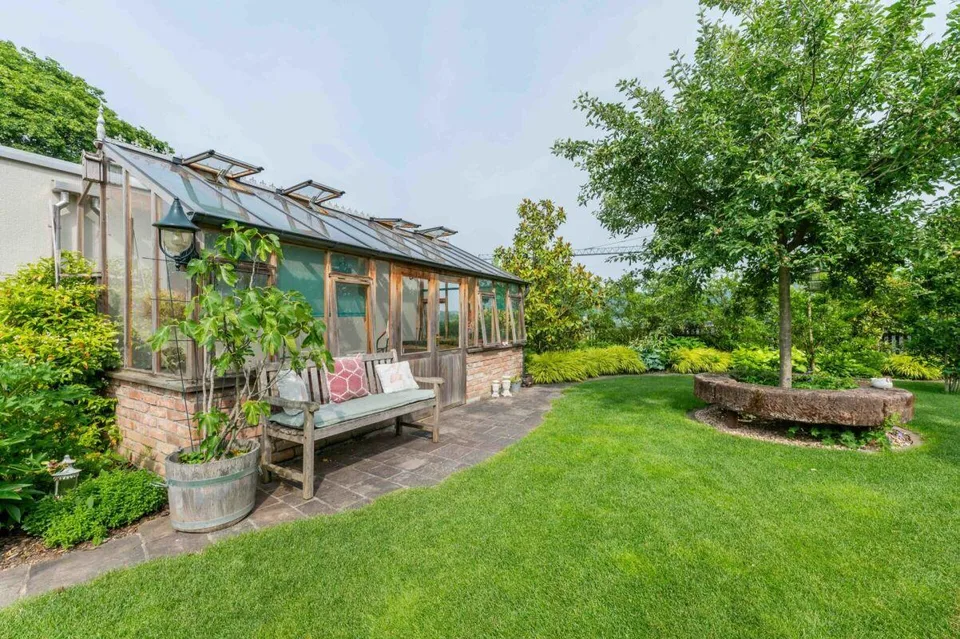Architektonisches Unikat mit Pool, Liftanlage, vielseitigem Garten und und 636 m² Reservebauland – Foto 16 von 20