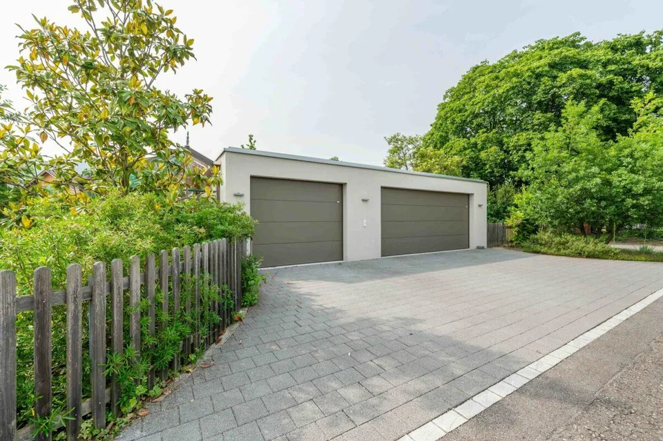 Architektonisches Unikat mit Pool, Liftanlage, vielseitigem Garten und und 636 m² Reservebauland – Foto 18 von 20