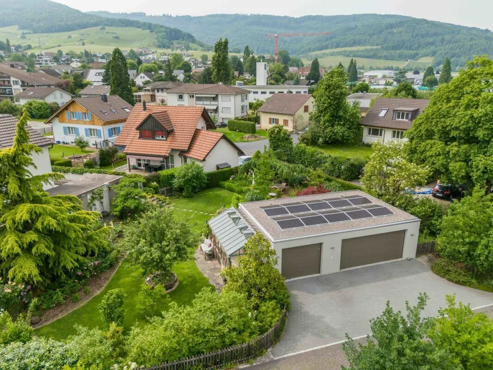 Architektonisches Unikat mit Pool, Liftanlage, vielseitigem Garten und und 636 m² Reservebauland – Foto 3 von 20
