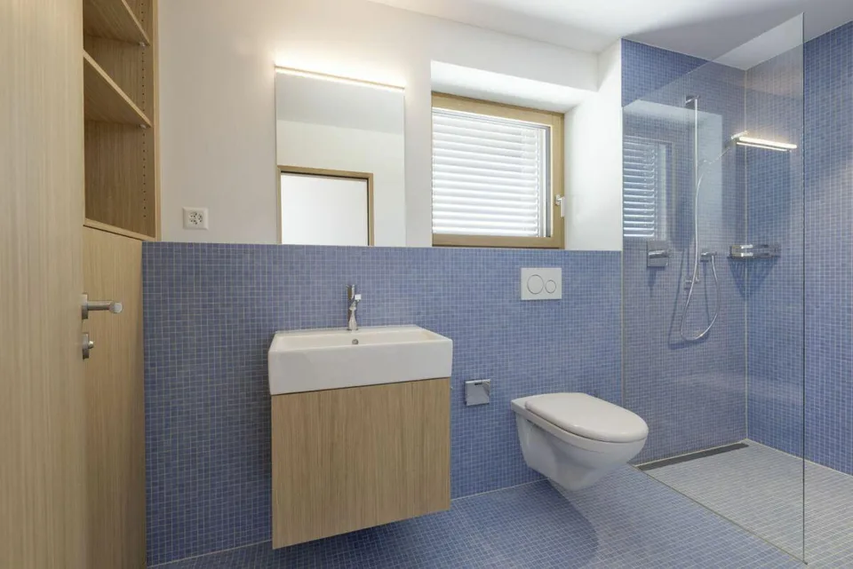 Architektonisches Unikat mit Pool, Liftanlage, vielseitigem Garten und und 636 m² Reservebauland – Foto 7 von 20