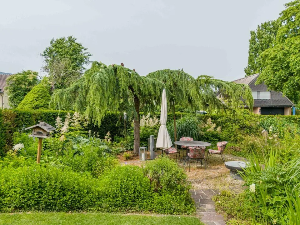 Architektonisches Unikat mit Pool, Liftanlage, vielseitigem Garten und und 636 m² Reservebauland – Foto 2 von 20