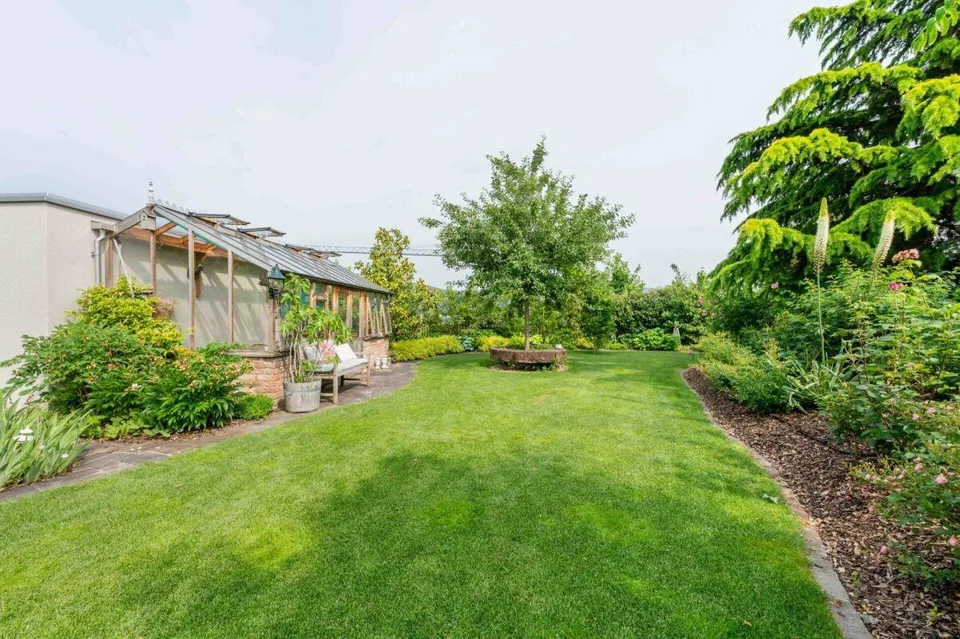 Architektonisches Unikat mit Pool, Liftanlage, vielseitigem Garten und und 636 m² Reservebauland – Foto 15 von 20