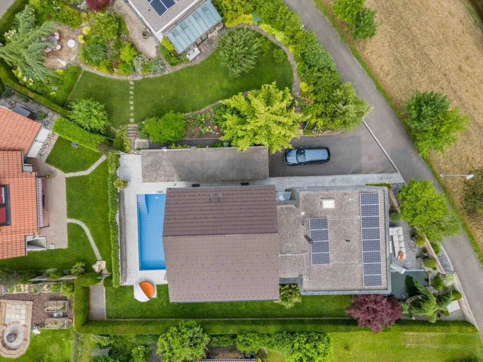 Icona architettonica con piscina e sistema di ascensore in un villaggio vinicolo idilliaco con 237 m2 di spazio abitativo – foto 2 di 19