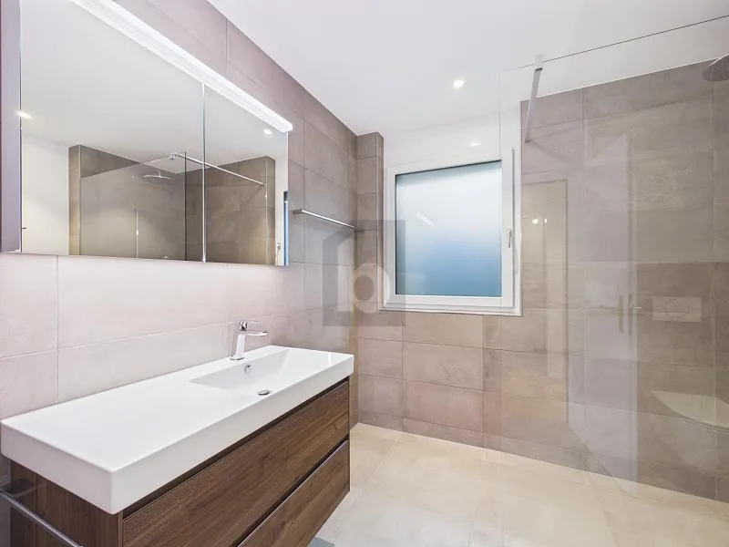 MODERN MIT PRIVATEM SITZPLATZ