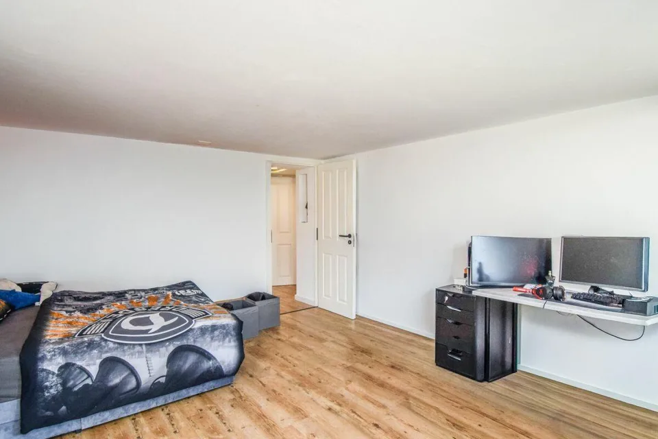 8.5-Zimmer-Einfamilienhaus mit modernem Ausbau und nachhaltiger Tec... – Foto 14 von 23