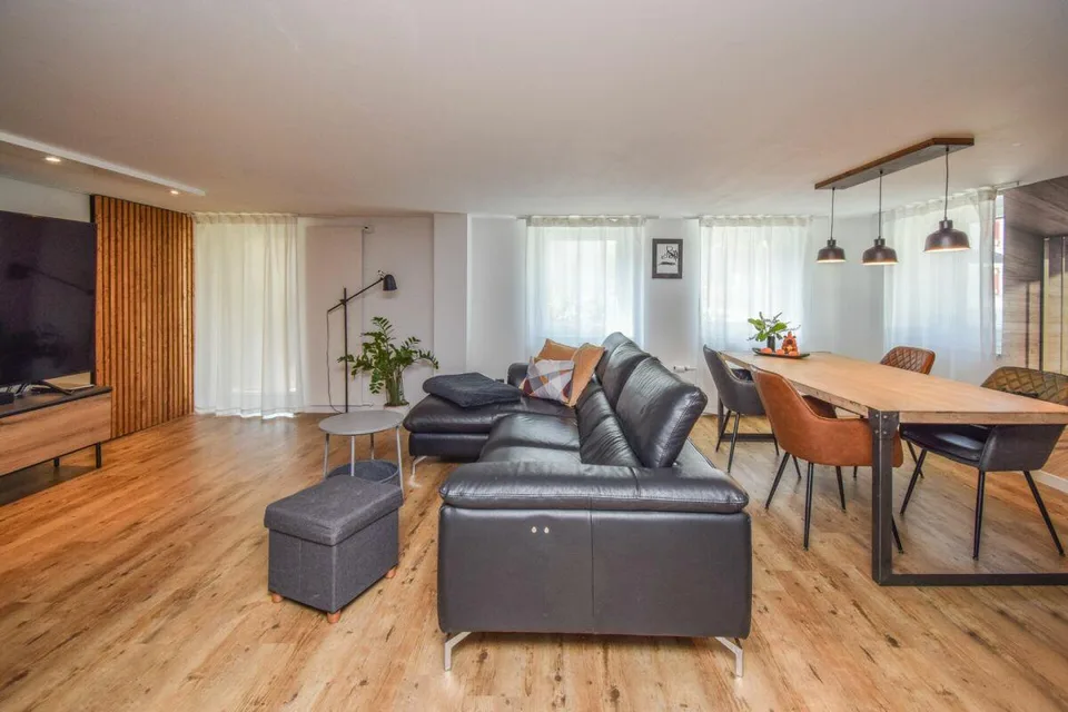 8.5-Zimmer-Einfamilienhaus mit modernem Ausbau und nachhaltiger Tec... – Foto 4 von 23
