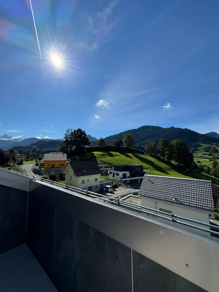 Neubau Dachwohnung in Nesslau mit atemberaubender Aussicht – Foto 2 von 15