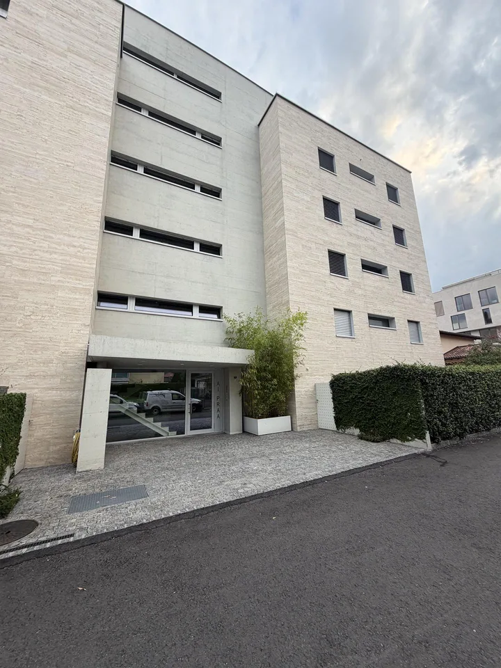 Vendesi moderno appartamento a Losone con due posti auto – Foto 2 von 2