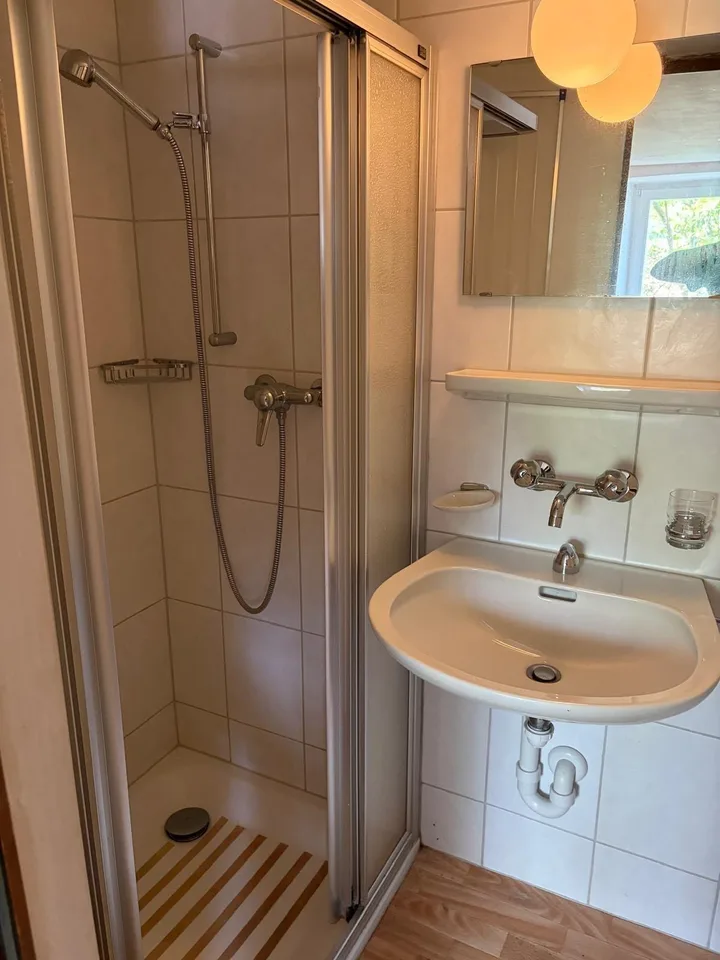 Einfache, möblierte 2.5-Zi-Wohnung (Altbau), Südhang Ilanzer Stadtrand