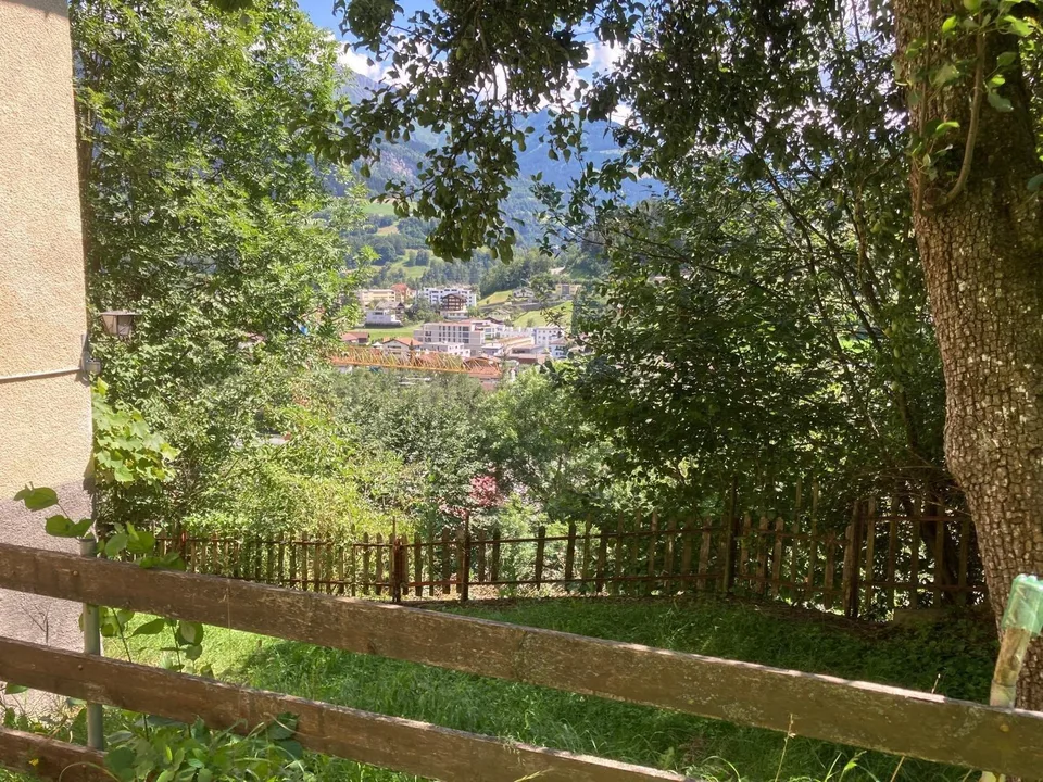 Einfache, möblierte 2.5-Zi-Wohnung (Altbau), Südhang Ilanzer Stadtrand