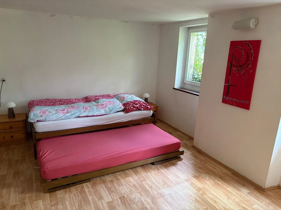 Einfache, möblierte 2.5-Zi-Wohnung (Altbau), Südhang Ilanzer Stadtrand