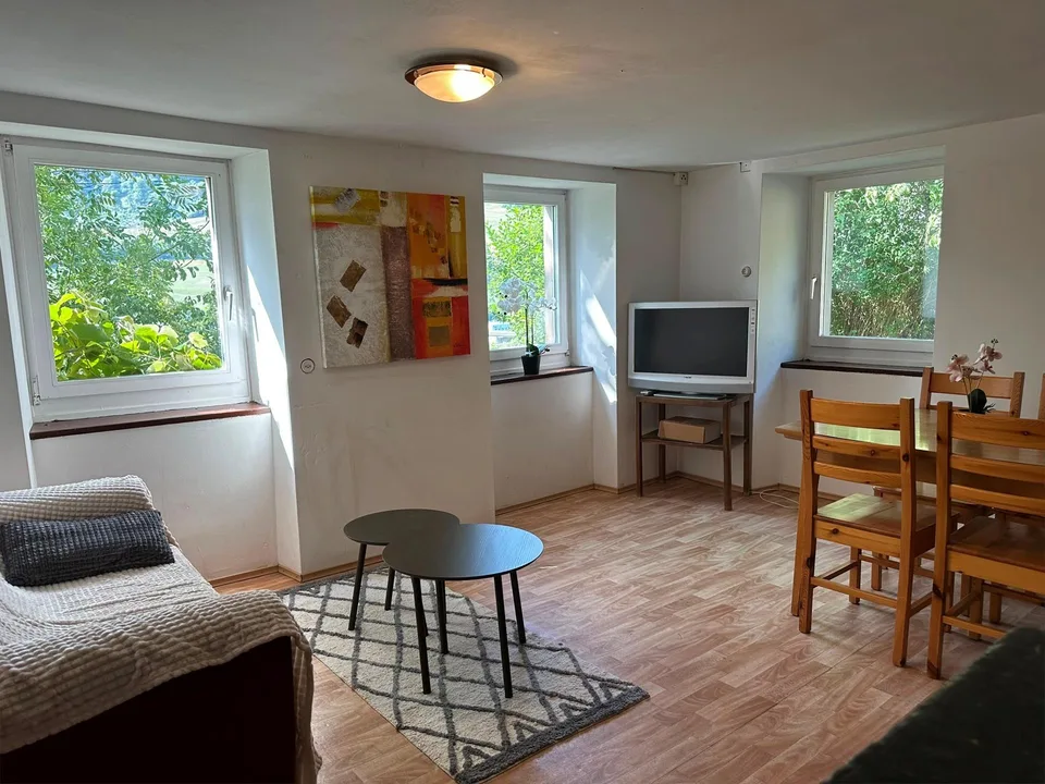 Einfache, möblierte 2.5-Zi-Wohnung (Altbau), Südhang Ilanzer Stadtrand