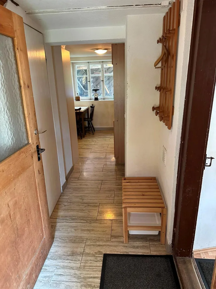 Einfache, möblierte 2.5-Zi-Wohnung (Altbau), Südhang Ilanzer Stadtrand