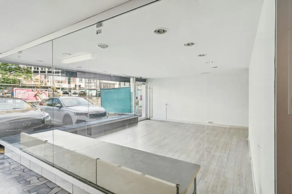 Espace commercial attractif avec grande façade vitrée sur Spalenring