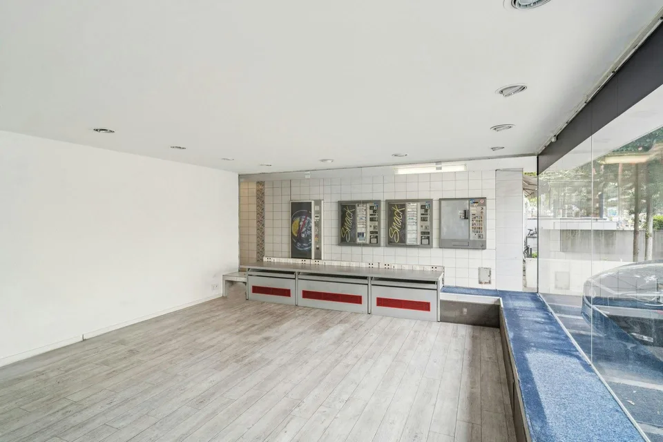 Espace commercial attractif avec grande façade vitrée sur Spalenring