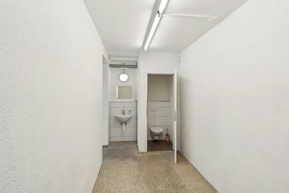 Espace commercial attractif avec grande façade vitrée sur Spalenring