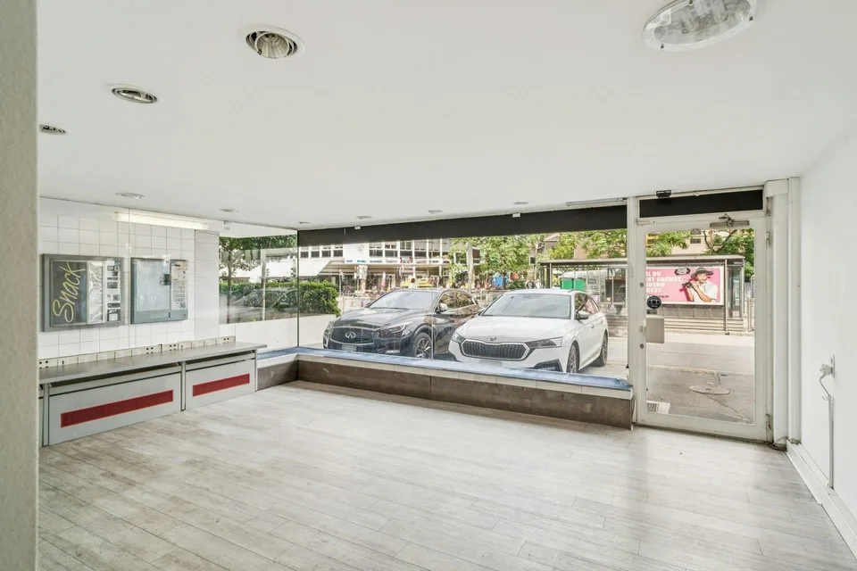 Espace commercial attractif avec grande façade vitrée sur Spalenring