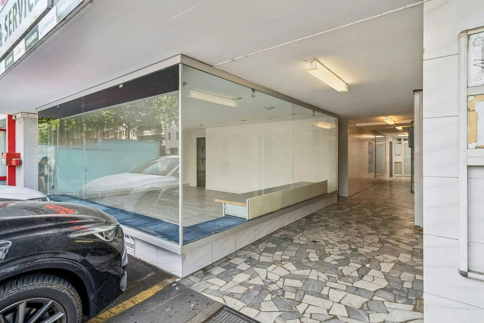 Espace commercial attractif avec grande façade vitrée sur Spalenring
